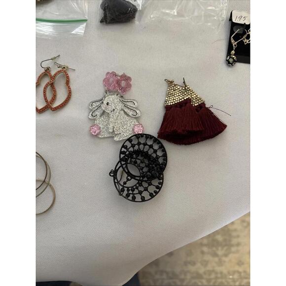 Mixed Lot Of Variety Jewelry. Necklaces, Pins, Earrings. All Earrings Have Pairs - Picture 9 of 15